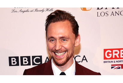 トム・ヒドルストン、共演者に「アレ」をかけた!? 画像