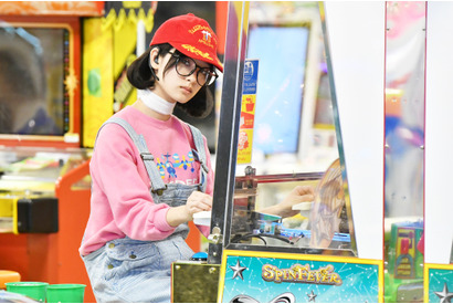 剛力彩芽、ギャル店員やアラレちゃん風オタク姿に変身！ 「レンタルの恋」 画像