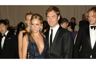 ジュード・ロウ＆シエナ・ミラーがガラ・イベントに復縁ツーショットで登場 画像