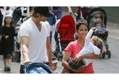 シングルマザーになったハル・ベリー、娘と2人で母の日にお散歩 画像