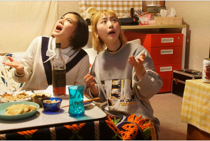 清水富美加＆松井玲奈、顔面洗濯バサミから爆発まで!? バラエティ満載ドラマ「笑う招き猫」 画像