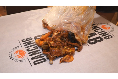 スパイシーなエビやカニがテーブルに満載！ 衝撃的体験の手づかみ料理３選 画像