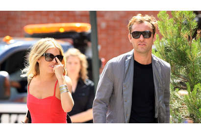 ジュード・ロウとシエナ・ミラー、ついに今夏結婚を決意？ 画像