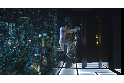 スカヨハ、驚異の屋上ダイブ！『ゴースト・イン・ザ・シェル』約5分の本編映像解禁 画像
