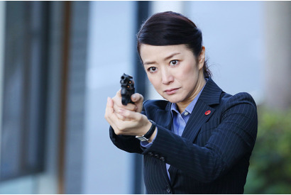 鈴木京香、ガンアクション姿ほか秘蔵カット公開！「冬芽の人」今夜放送 画像
