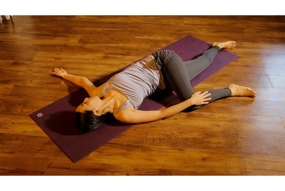 寝たままできる朝ヨガ！寝覚め30秒の朝活で疲れを溜めない体に 画像