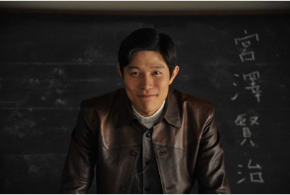 鈴木亮平扮する“宮沢賢治”の姿が初公開！「宮沢賢治の食卓」 画像