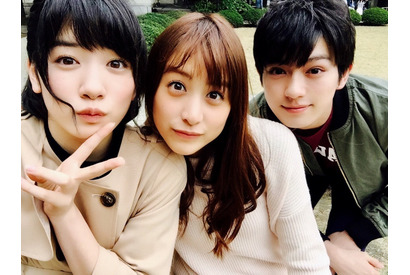 山本美月＆真剣佑＆永野芽郁、仲良し3ショットを公開！『ピーチガール』 画像
