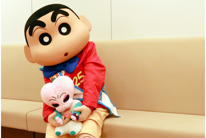 しんちゃん＆シリリ、新作『 襲来!! 宇宙人シリリ』を引っさげ編集部に登場！ 画像