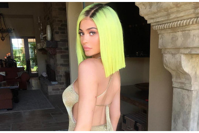 カイリー・ジェンナー、蛍光イエローの髪を公開 画像