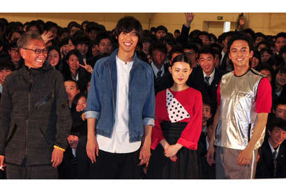 木村拓哉、高校サプライズ訪問でもみくちゃにされるも神対応で握手＆ハイタッチ 画像