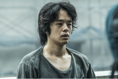 池松壮亮、松田龍平と初めてのガールズバーへ…『映画 夜空はいつでも最高密度の青色だ』本編映像 画像