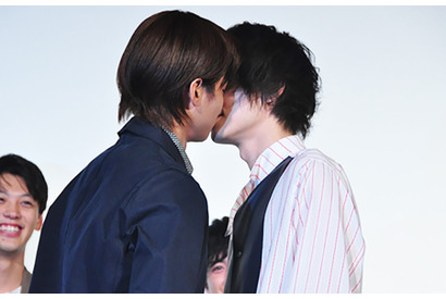 野村周平が菅田将暉に感謝の（？）キス！　劇場は悲鳴と歓声 画像