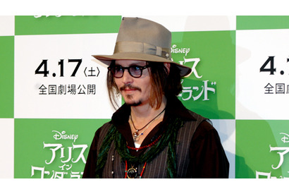 W杯が気になる！　ジョニー・デップがロケ・セットのあちこちにTVを設置 画像