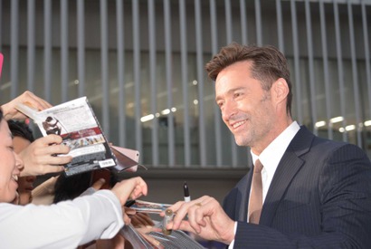 ヒュー・ジャックマン、日本のファンにピースサイン＆自撮り…と出血大サービス 画像