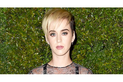 ケイティ・ペリー、英爆破テロ事件被害者に向けパフォーマンス 画像