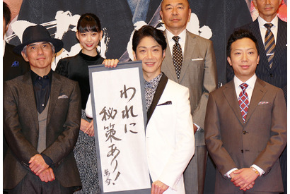 佐藤浩市、猿之助に「もっと踏んで！」と懇願？　足で踏みつけられるシーンが話題 画像