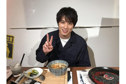 鈴木伸之、“隻眼カレー”を豪快に食らう！「東京喰種CAFE」に登場 画像