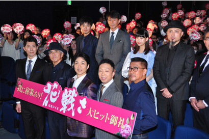 千利休を演じた佐藤浩市、現場では役衣装のまま紙コップのコーヒー！ 画像