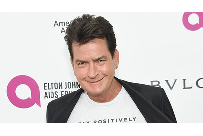 チャーリー・シーンに“HIV”を恐れない新恋人 画像