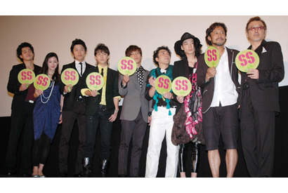 小出恵介らが突如、“監督”小栗旬を胴上げ！　 画像