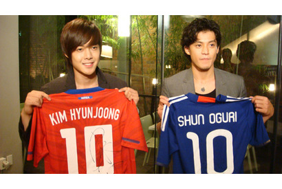 日韓“花沢類”ツーショット実現！　小栗旬、韓国でキム・ヒョンジュンと対談 画像