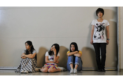 成海璃子、忽那汐里、草刈麻有らがミステリー初挑戦　『少女たちの羅針盤』撮影快調 画像