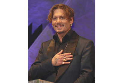 ジョニー・デップ、来日イベントで悪ノリ！「コンニチワ」を連発 画像