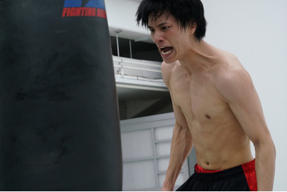 鈴木伸之、過酷なトレーニングで鍛えた肉体美を披露！『東京喰種』 画像