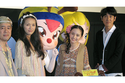 美少女女優アヤカ、みつばちハッチ顔バースデイケーキに感激 画像