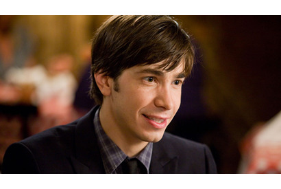 ジャスティン・ロング、自動車事故で軽傷を負って映画祭を欠席 画像