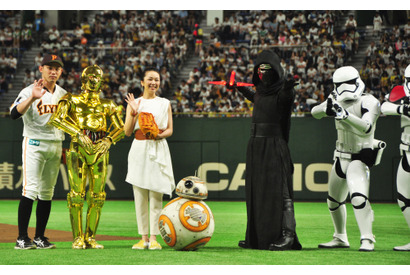 『スター・ウォーズ』声優・永宝千晶、BB-8を従え始球式で見事にノーバウンド投球！ 画像