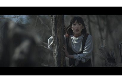 飯豊まりえ、山崎賢人を追って“旧石器時代”へ！ でも…「Galaxy」CM 画像