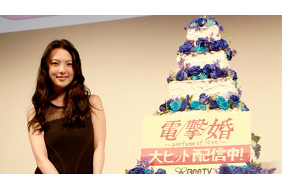 田中麗奈が壇上でケーキ入刀！　“電撃婚”に前向き発言 画像