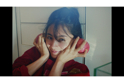 満島ひかり、Chara×岸田繁の豪華コラボMVに出演！「こんな彼女いたら…」 画像