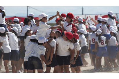 『悪人』の李相日監督がハンディカムCMを演出！　真夏の大騎馬戦を珠玉のドラマに 画像