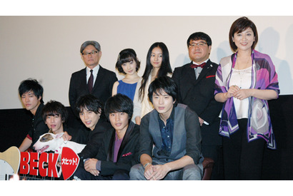 水嶋ヒロ、佐藤健らバンドメンバーの感謝の言葉に汗びっしょり！ 画像