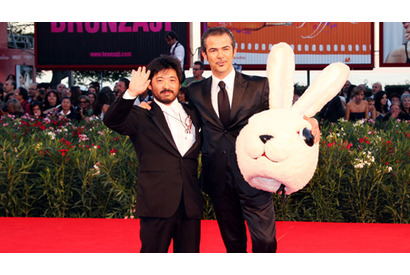 清水崇がウサギの被り物でヴェネチア参上！　3D映画部門は『アバター』＆『ヒック』 画像