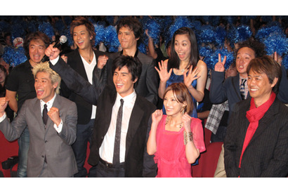 伊藤英明、撮影中も濱田岳を相手にお姫様抱っこの練習？ 画像