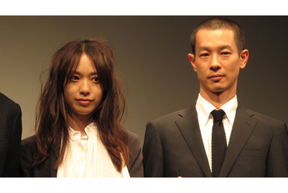 丸刈りで登場の加瀬亮　戸田恵梨香の暴走に「ハメられています」 画像