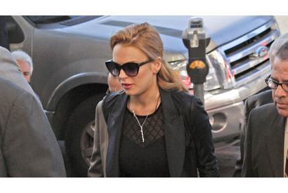 リンジー・ローハン、保釈直後に10代のホームレスたちの施設を訪問 画像