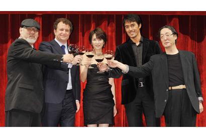 吉瀬美智子＆阿部寛、年代物の貴重なワインを壇上でゴクリ！ 画像