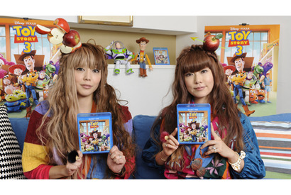 PUFFYが頭にリンゴを差して『トイ・ストーリー3』CMに出演　初のクリスマスソングも！ 画像