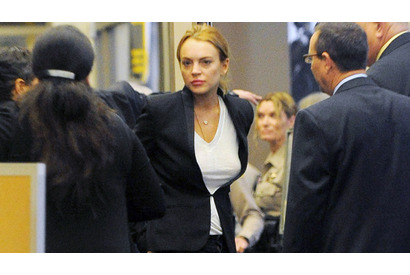 リンジー・ローハン、感謝祭を家族と祝うためにリハビリ施設から一時帰宅 画像