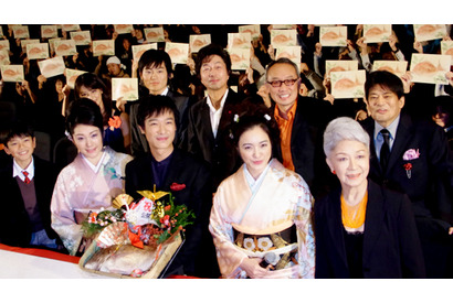 “鯛色”で初日祝い！　仲間由紀恵、観客からの声援に「お褒めの言葉、ありがとう」 画像