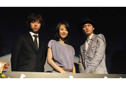 堀北真希＆高良健吾、観客だます“共犯者”に…『白夜行』新春ヒット祈願 画像