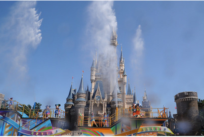 【ディズニー】夏本番！ パーク名物「燦水！サマービート」で盛り上がれ！＜城前編＞ 画像