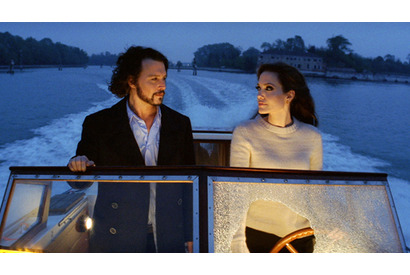 ジョニー＆アンジーが顔を見合わせ爆笑！　『ツーリスト』貴重なNG映像が到着 画像