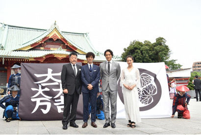 岡田准一、滝藤賢一を絶賛！ 「めちゃくちゃ秀吉」中越典子は出産後初イベント 画像