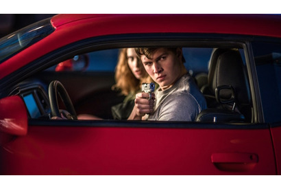 アンセル・エルゴート、笑顔でドリフト猛特訓！『ベイビー・ドライバー』メイキング映像 画像